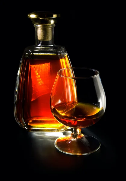 Flesje Glas Met Cognac Een Zwarte Achtergrond Geïsoleerde Pad Opgenomen — Stockfoto