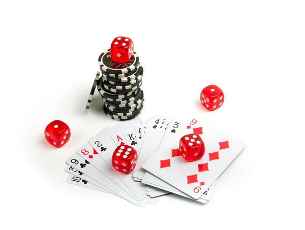 Yığılmış Poker Fişleri Zar Iskambil Beyaz Zemin Üzerine — Stok fotoğraf