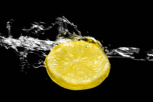 Limone Con Spruzzi Acqua Fondo Nero — Foto Stock