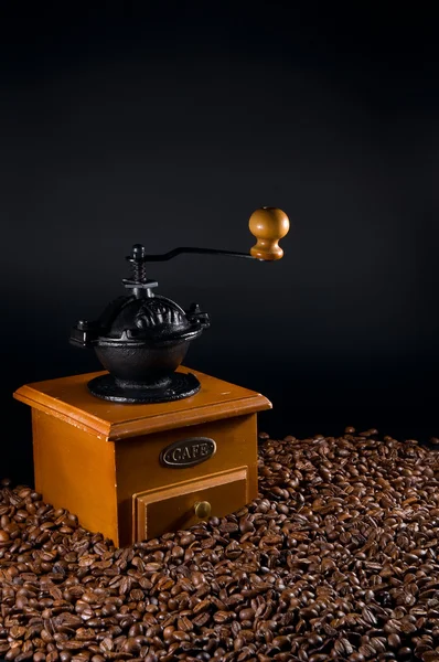 Coffebeans と研削盤 — ストック写真