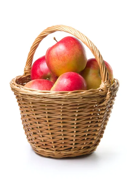 Äpplen i korg — Stockfoto