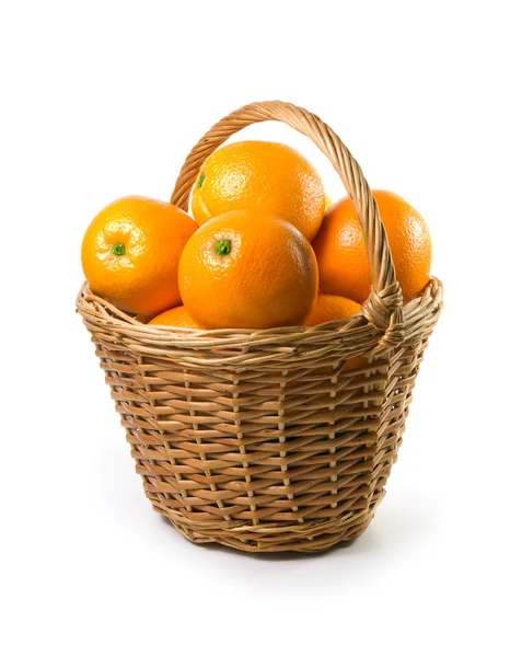 Апельсини в кошик — стокове фото
