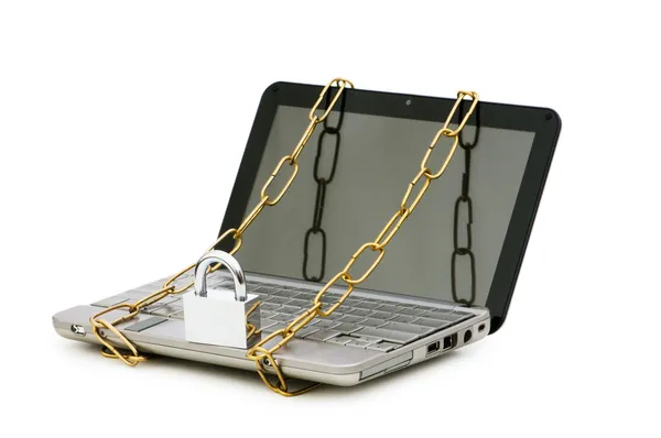 Концепция компьютерной безопасности с ноутбуком и цепью — стоковое фото