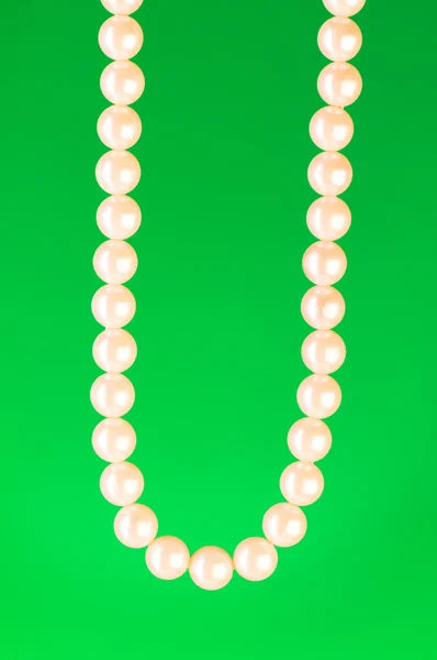 Collana di perle contro sfondo colorato — Foto Stock