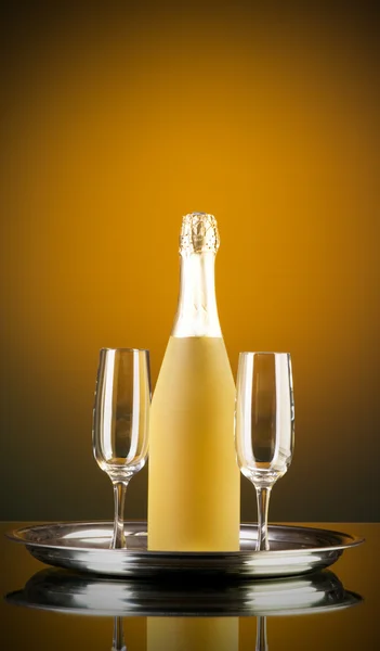 Champagne contro sfondo gradiente di colore — Foto Stock