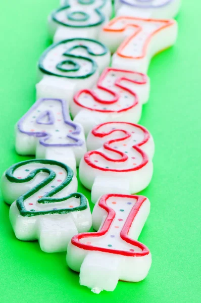 Birthday Kaarsen tegen kleurrijke achtergrond — Stockfoto