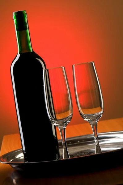 Вино на фоні кольорового градієнта — стокове фото