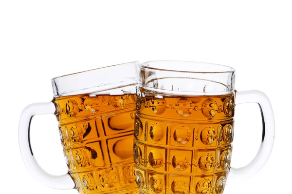 Vasos de cerveza aislados sobre fondo blanco —  Fotos de Stock