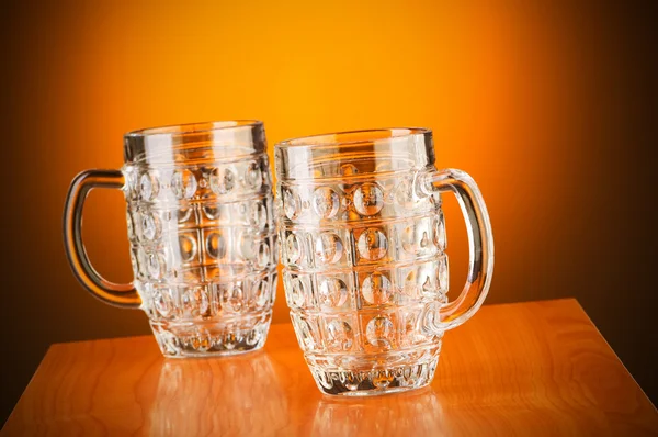Beer glass against gradient background — Stock Photo, Image