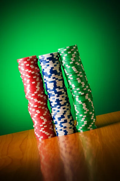 Lagring av kasinobasert potetgull mot helningsbakgrunn – stockfoto