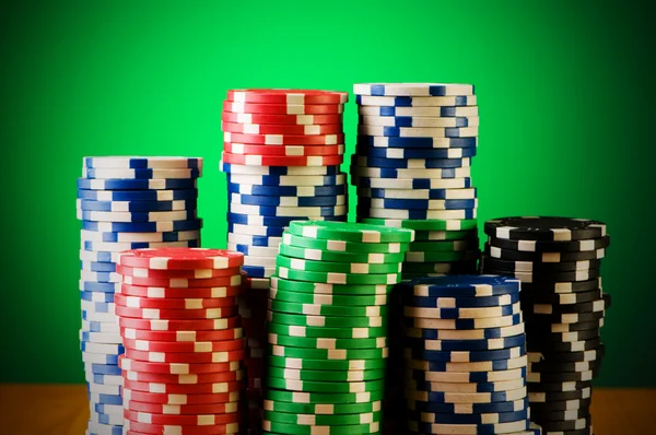 Stack av kasinomarker mot tonad bakgrund — Stockfoto