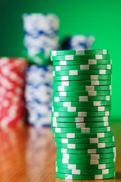 Stapel von Casino-Chips vor dem Hintergrund des Gefälles — Stockfoto