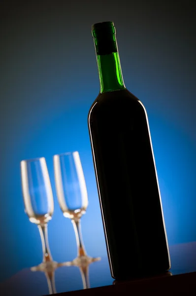 グラデーションの背景を持つワインの概念 — ストック写真