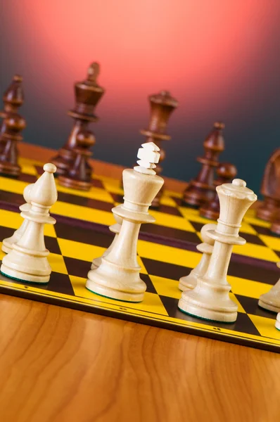 Conceito de xadrez com peças no tabuleiro — Fotografia de Stock