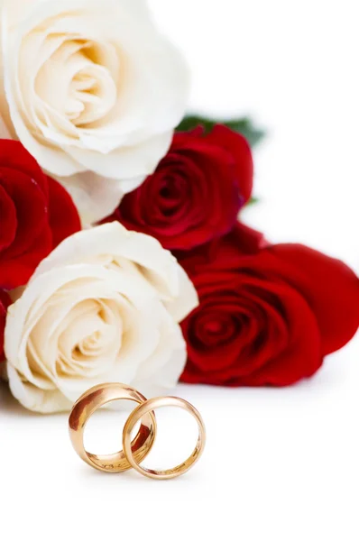 Bröllop koncept med rosor och guld ringar — Stockfoto