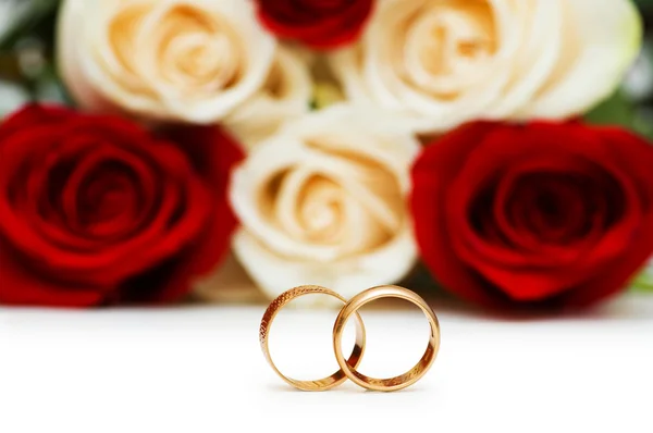 バラと、白で隔離される結婚指輪 — ストック写真
