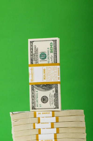 Empilement de dollars isolé sur le vert — Photo