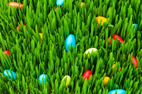 Concepto de Pascua - huevos coloridos en vidrio verde —  Fotos de Stock