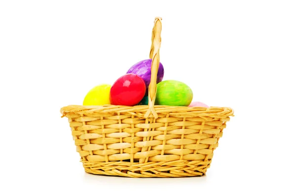 Velikonoční koncept s vejci a košíkem na bílém — Stock fotografie