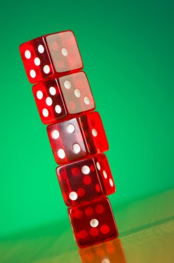 Kırmızı casino dice degrade arka plan karşı yığını