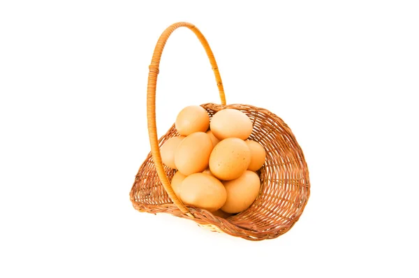 Cesta cheia de ovos isolados em branco — Fotografia de Stock