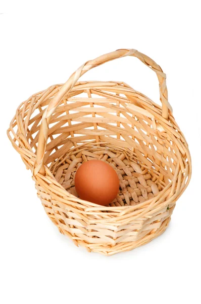 Cesta llena de huevos aislados en blanco — Foto de Stock