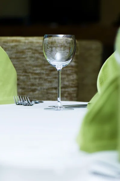 Kieliszki do wina na stole - płytka głębia ostrości — Zdjęcie stockowe