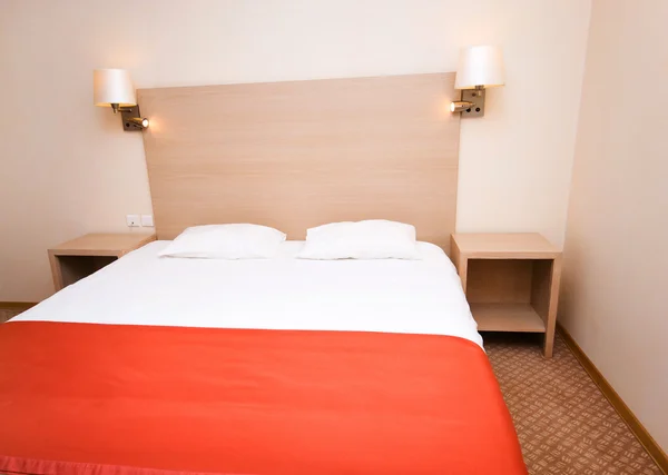 Double bed in de hotelkamer — Stockfoto