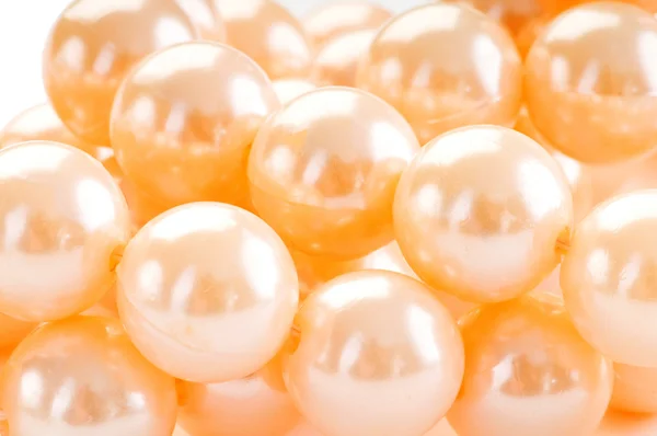 Collier de perles isolé sur le fond blanc — Photo