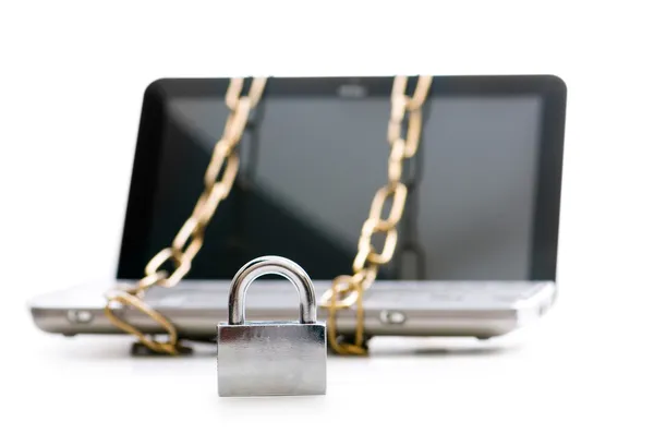 Concetto di sicurezza informatica con laptop e catena — Foto Stock