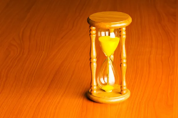 Tid koncept med timglas mot bakgrund — Stockfoto