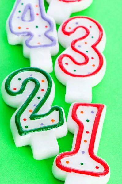 Doğum günü mumları renkli bir arka plana dayanır — Stok fotoğraf