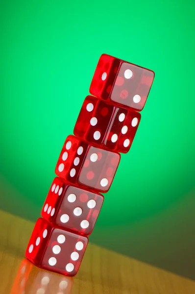 Tumpukan dadu kasino merah terhadap latar belakang gradien — Stok Foto