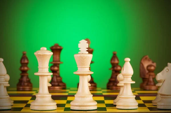 Шахматная концепция с фигурами на доске — стоковое фото