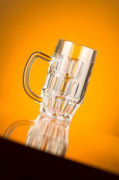 Pivní sklo proti barevných přechodů — Stock fotografie