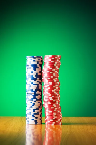 Пачка фишек казино на градиентном фоне — стоковое фото