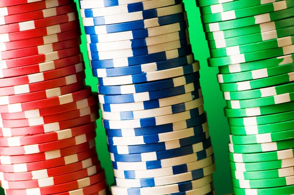 Pilha de fichas de casino contra fundo gradiente — Fotografia de Stock
