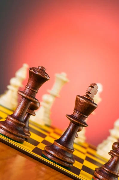 Concetto di scacchi con pezzi sulla scacchiera — Foto Stock
