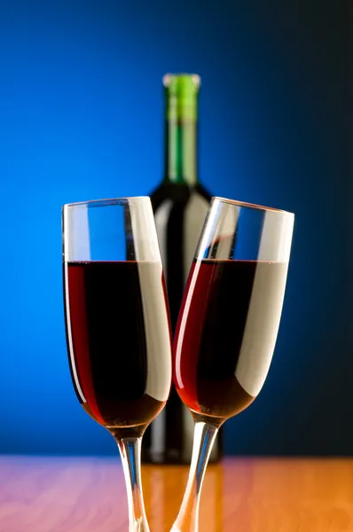 Kieliszki do wina na tle — Zdjęcie stockowe