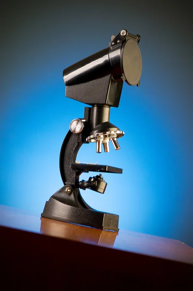 Microscope sur fond de dégradé bleu — Photo