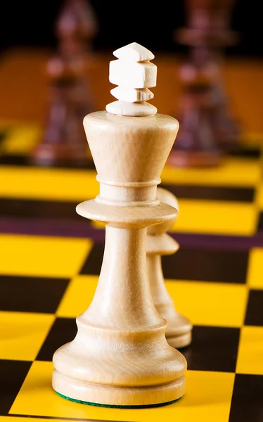 Conceito de xadrez com peças no tabuleiro — Fotografia de Stock