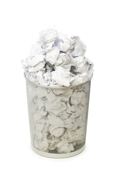 Caixote do lixo com resíduos de papel isolados em branco — Fotografia de Stock