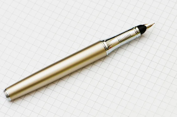 Крупним планом чорнильна ручка на папері — стокове фото