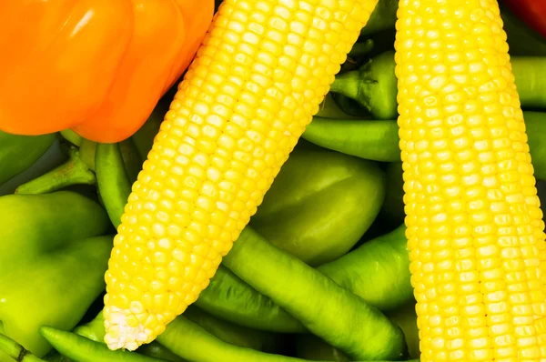Διάφορα πολύχρωμα λαχανικά οργανώνονται στην αγορά — Φωτογραφία Αρχείου