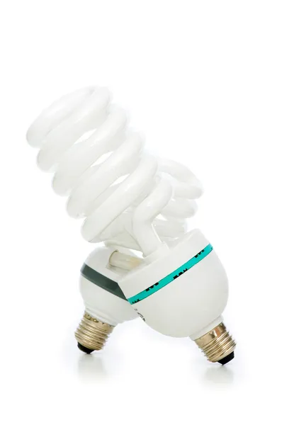 Энергосберегающая лампа изолирована на белом фоне — стоковое фото
