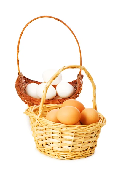 Кошик повний яєць ізольовано на білому — стокове фото