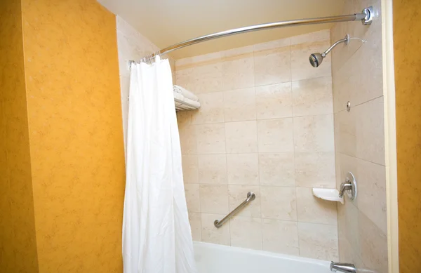 Banheira e chuveiro no banheiro — Fotografia de Stock