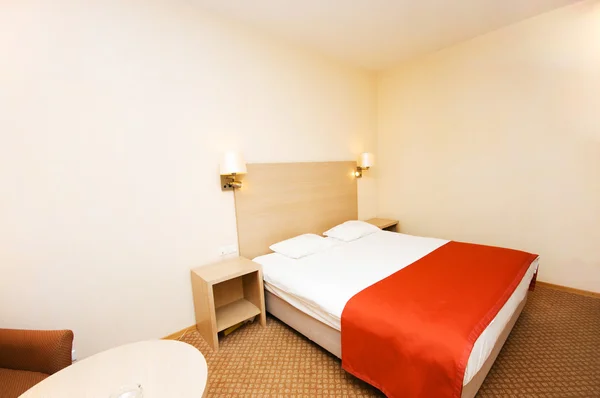 Двуспальная кровать в номере отеля — стоковое фото