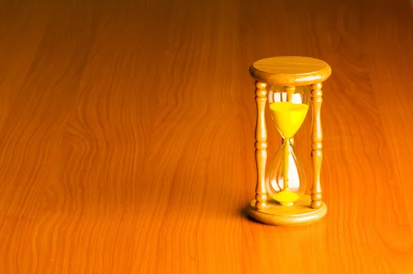Tid koncept med timglas mot bakgrund — Stockfoto