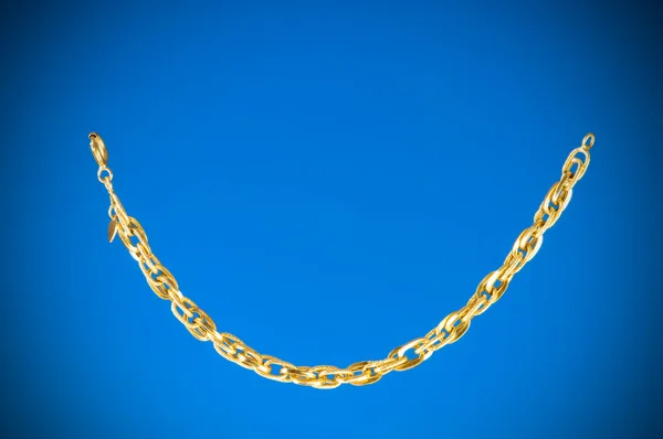 Zlatý řetěz izolovaných na bílém pozadí — Stock fotografie